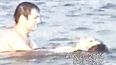 A fickó nem tud ellenállni a kísértésnek, hogy fasz csodálatos barna mostoha punci kinyalás